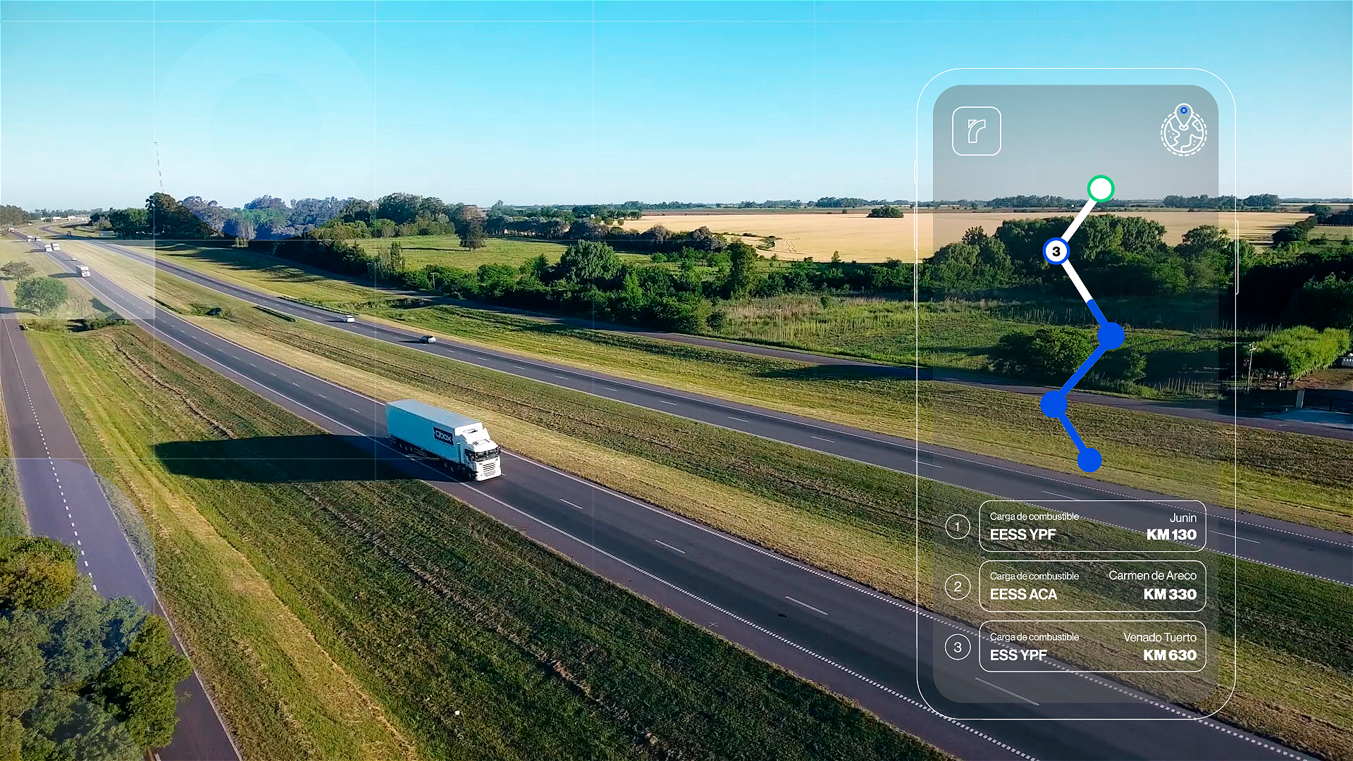 Unidad de flota trasladándose por ruta mediante indicaciones de rastreo