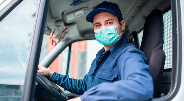 Conductor de flota vehicular luego de tramitar su permiso para circular