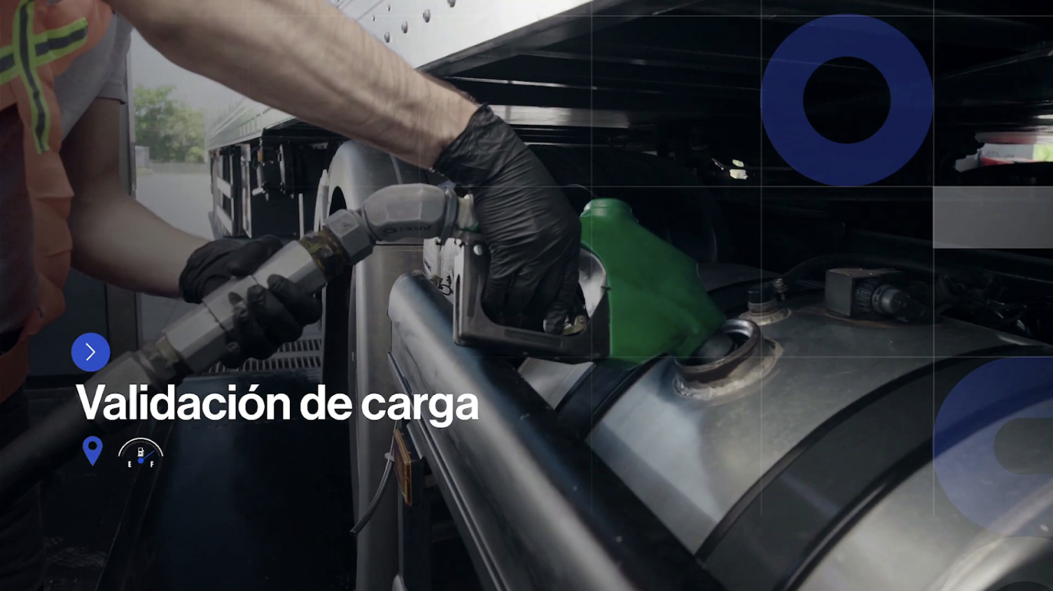 Personal de estación de servicio cargando combustible adecuadamente con ayuda de herramientas de gestión de flotas