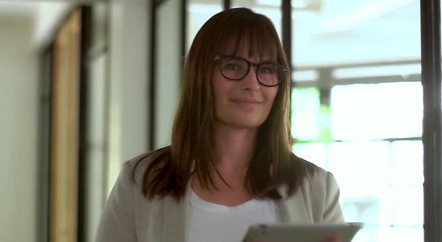 Líder de la empresa accediendo a un dispositivo de rastreo satelital para flotas