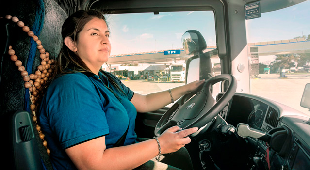 Conductora de unidad de flota tomando medidas para prevenir accidentes viales