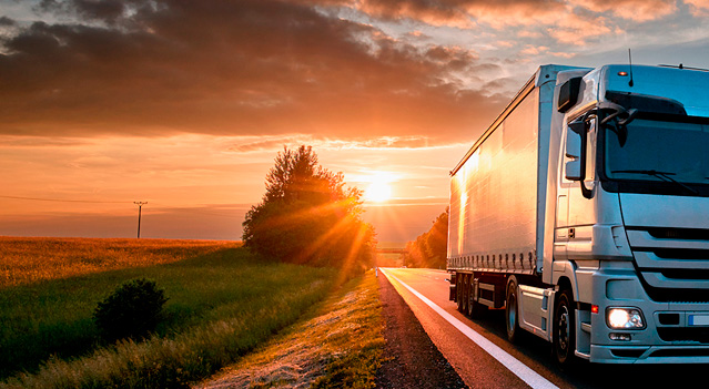 Camión en ruta calculando antes la distancia