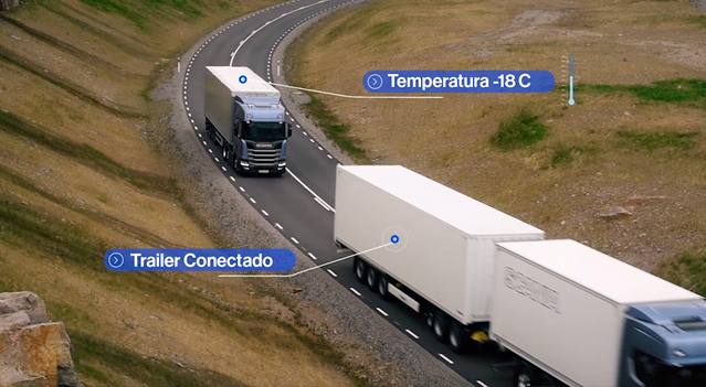 Dos camiones de carga en ruta.