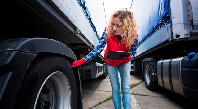 Dos conductores mirando el buscador de rutas en su celular