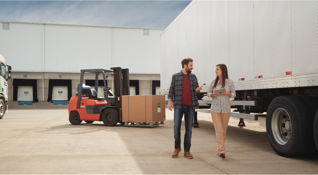 Dos conductores mirando el buscador de rutas en su celular