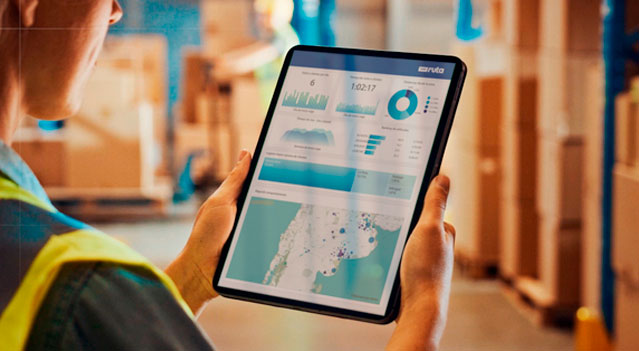 Dos conductores mirando el buscador de rutas en su celular