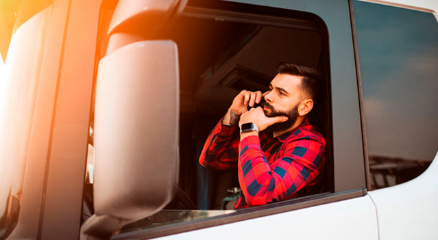 Dos conductores mirando el buscador de rutas en su celular