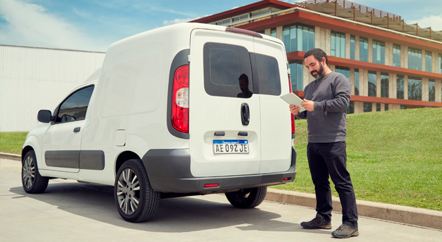 Hombre controlando su sistema de alarma