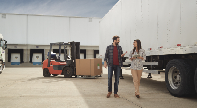 Personal coordinando los KPI a utilizar para la logística de la flota