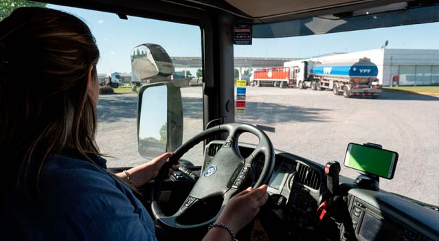 Chofer viajando seguro en su camion