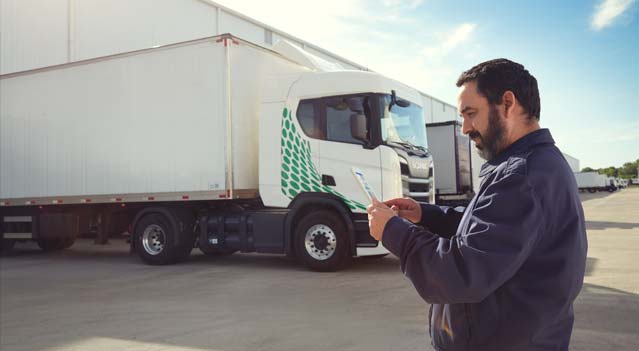 Hombre verificando si tiene actualizada su flota de vehiculos