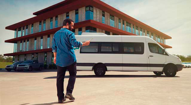 Chofer integrante del transporte privado de pasajeros tomando medidas de prevención
