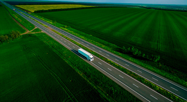 Camión en ruta que es parte de una flota sustentable