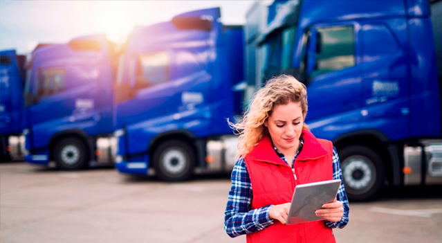 Mujer verificando la telemetría de su flota