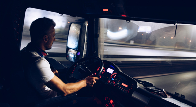 Conductor de camion manejando en ruta