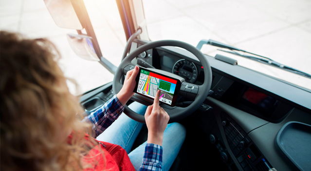 Conductor verificando la telemática de su vehiculo