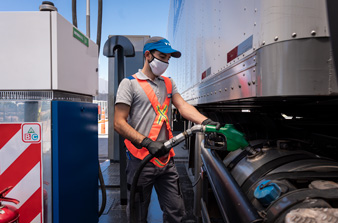 ¿Cuál es el mejor combustible para cargar mi flota vehicular?