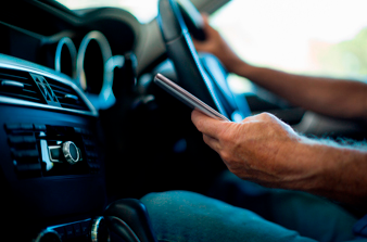 Distracciones al conducir: las más comunes y cómo evitarlas